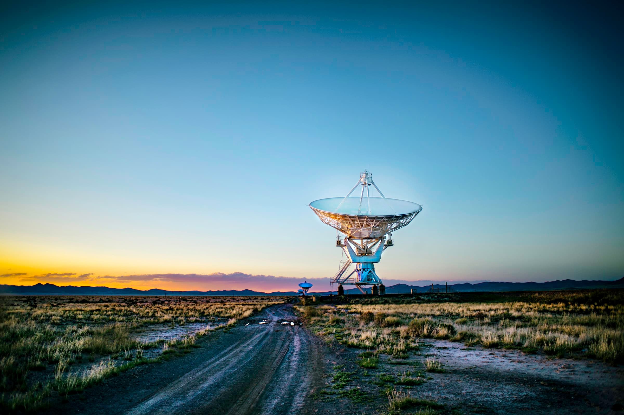 Radar antenna tracking against an open sky